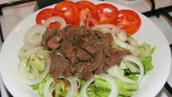 Cách làm đĩa salad đơn giản tận hưởng kỳ nghỉ nhẹ nhàng, thư giãn