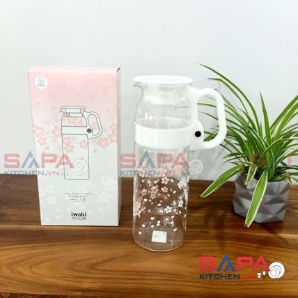 Bình nước thủy tinh  Iwaki 1.3L có tay Sakura - 1